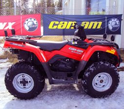 Can-am:in punamusta mönkijä.